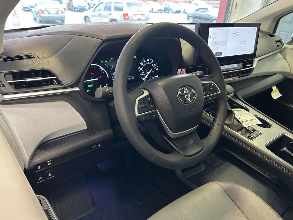 Used 2026 Toyota Sienna XLE FWD image 14