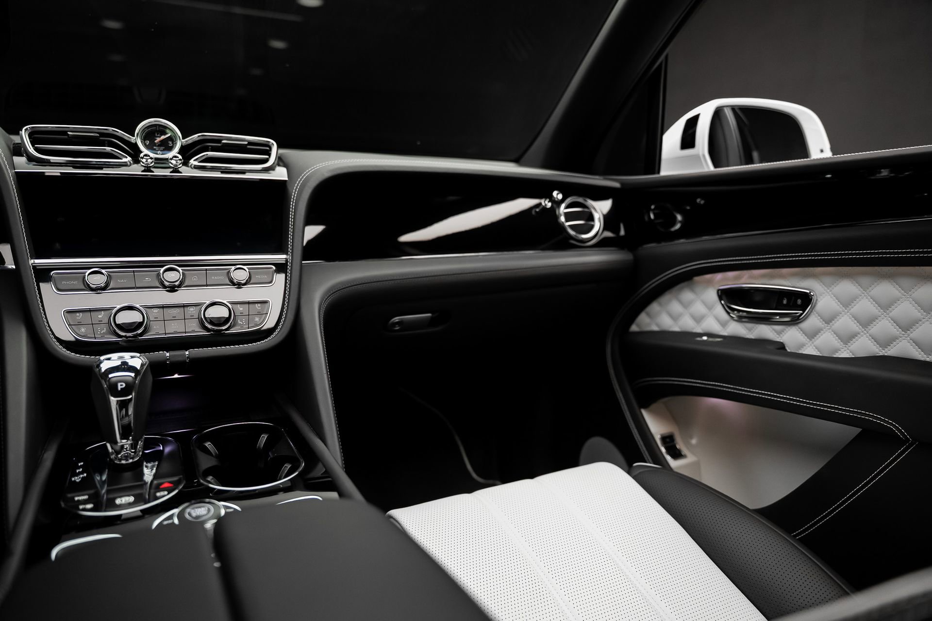 Used 2021 Bentley Bentayga Plug-In Hybrid image 40