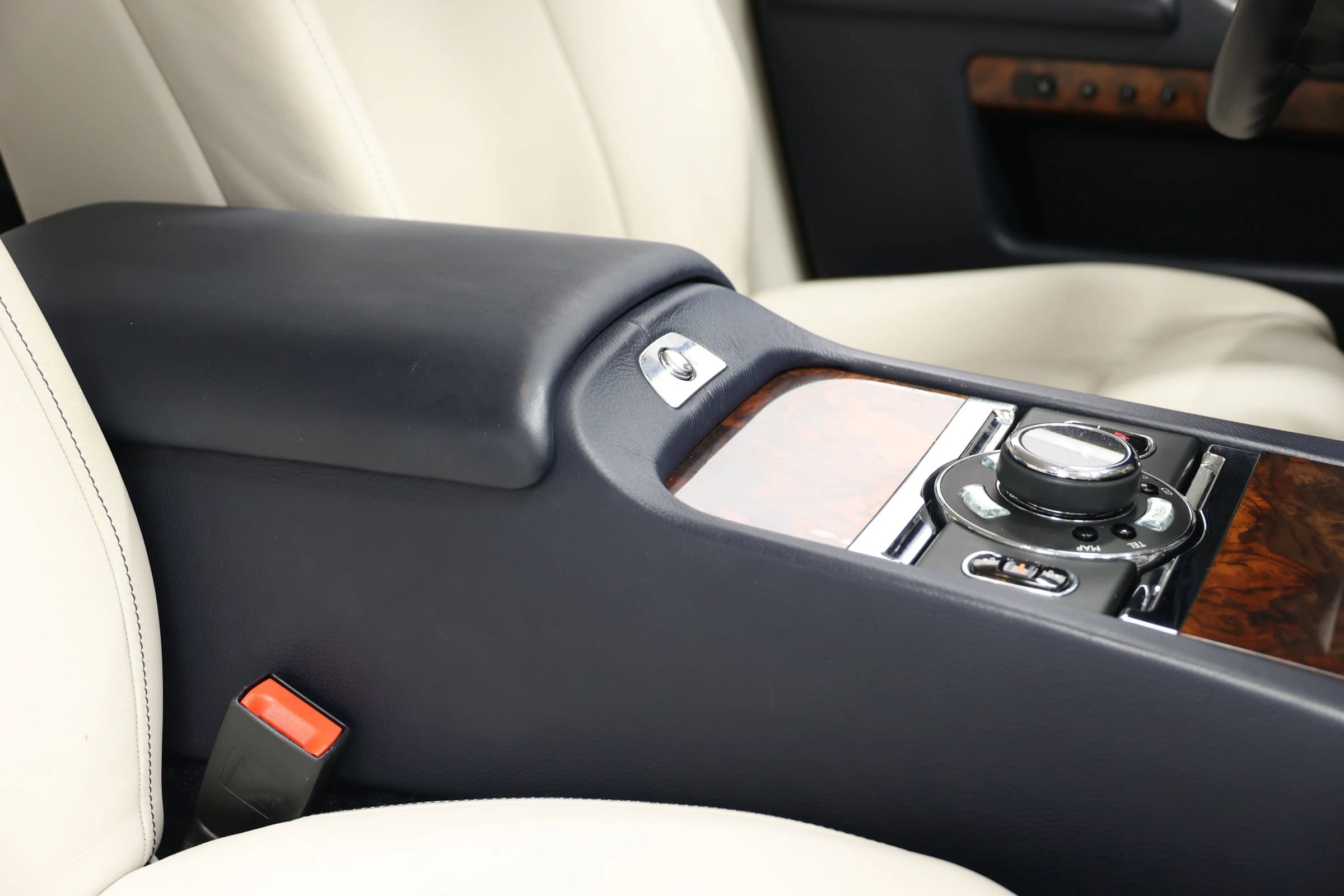 Used 2015 Rolls-Royce Ghost image 97