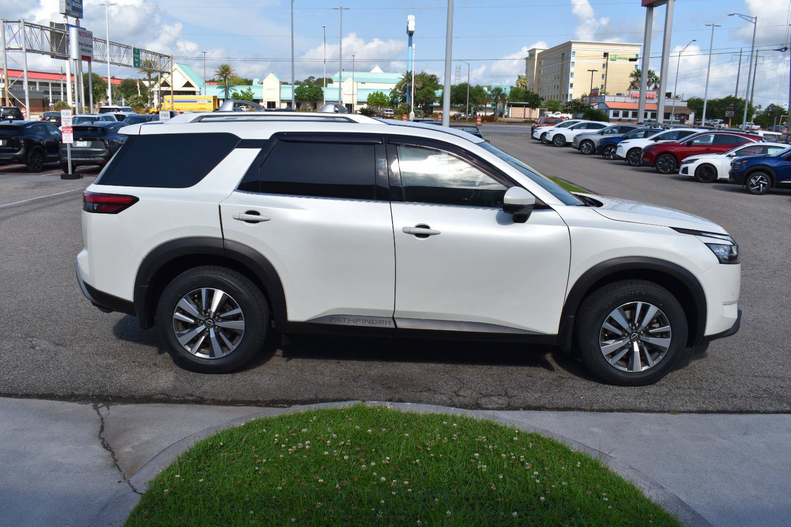Used 2024 Nissan Pathfinder SL FWD image 15