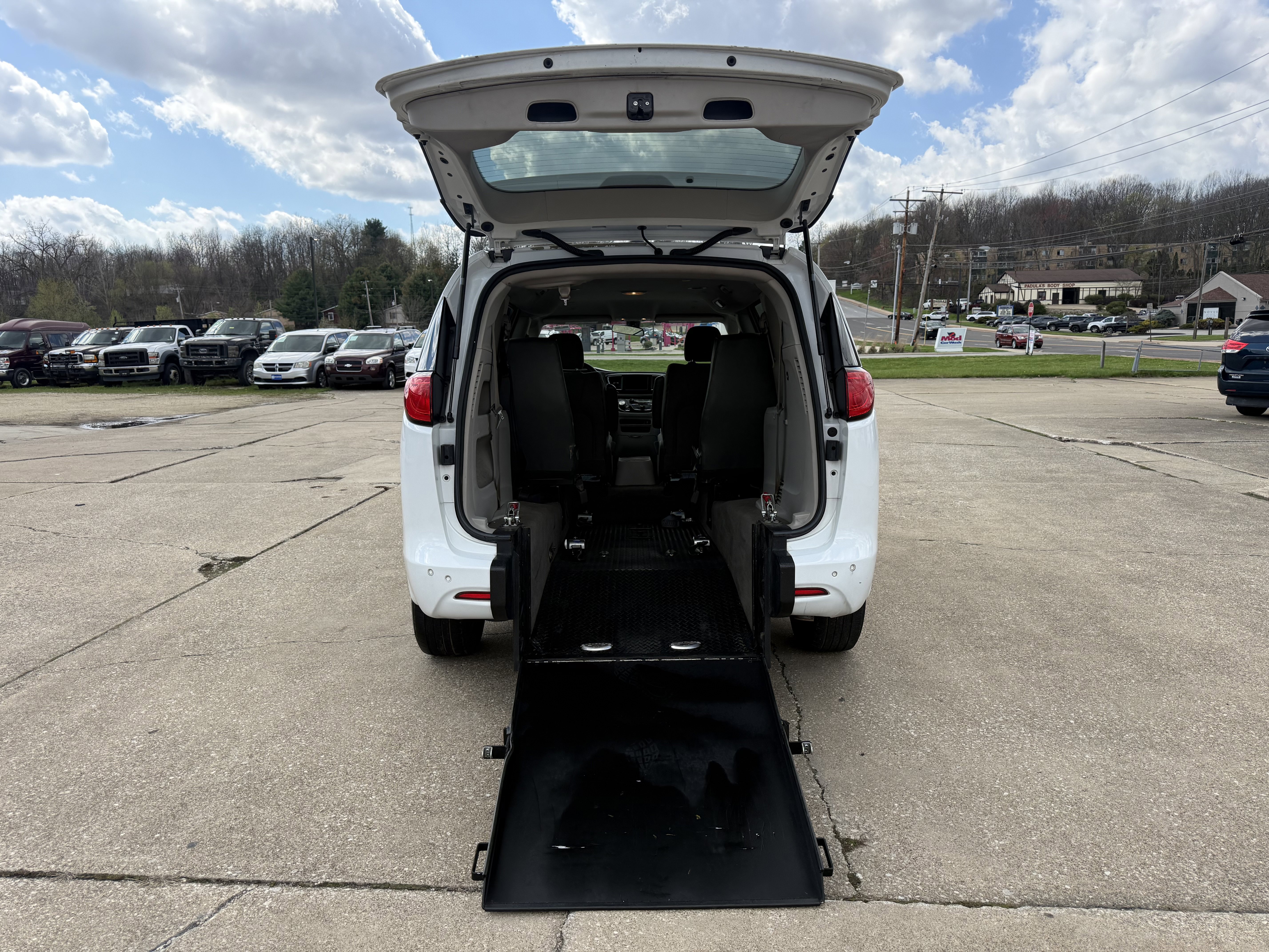 Used 2020 Chrysler Voyager L image 1