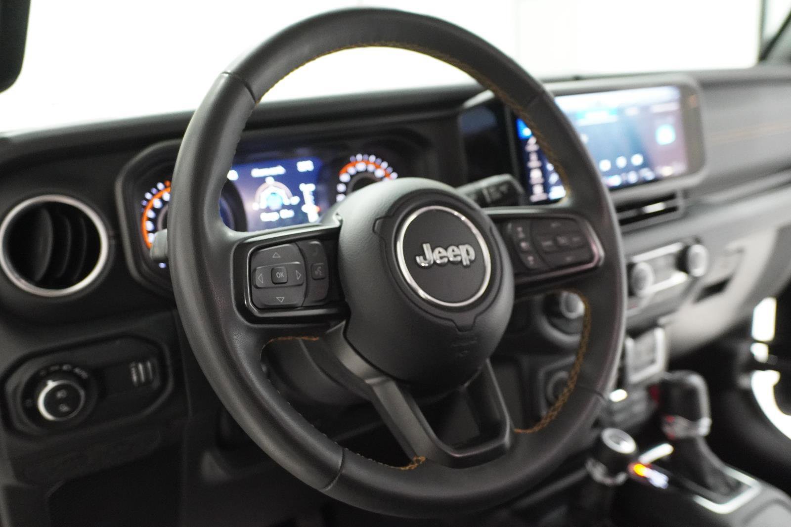 Used 2024 Jeep Gladiator Sport AWD/4WD image 9
