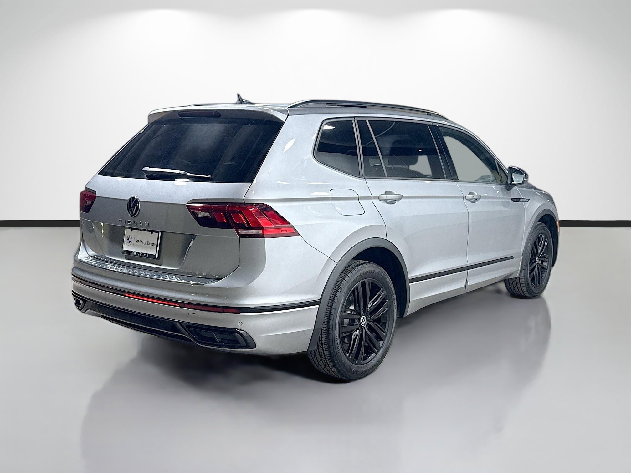 Used 2022 Volkswagen Tiguan SE R-Line image 3