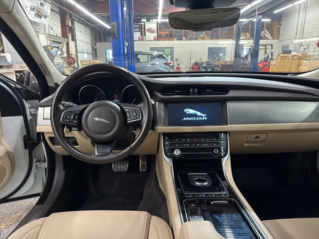 Used 2020 Jaguar XF Premium image 12