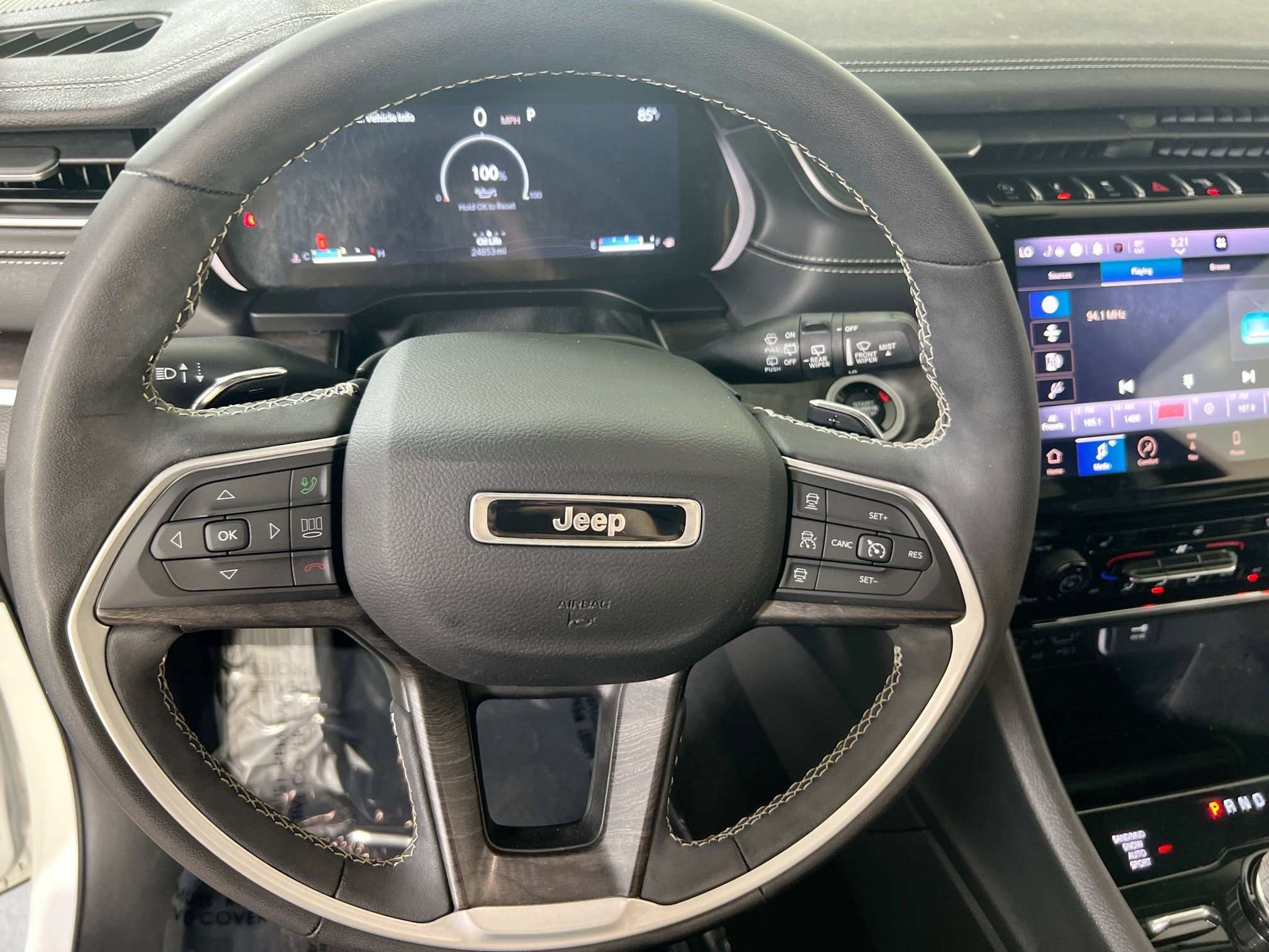 Used 2023 Jeep Grand Cherokee Limited w/ Black Appearance Package image 11