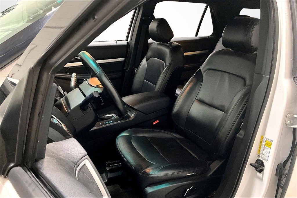 Used 2016 Ford Explorer XLT w/ Equipment Group 202A image 21