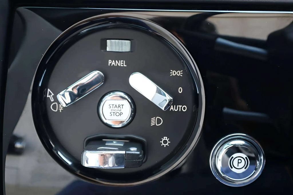 Used 2015 Rolls-Royce Phantom Drophead Coupe RWD image 21