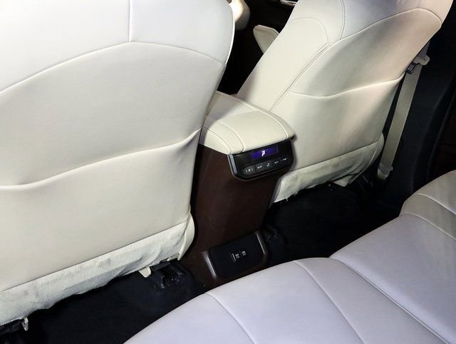 Used 2020 Toyota Highlander XLE image 29