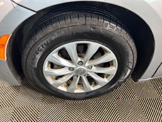 Used 2017 Chrysler Pacifica Touring-L FWD image 11
