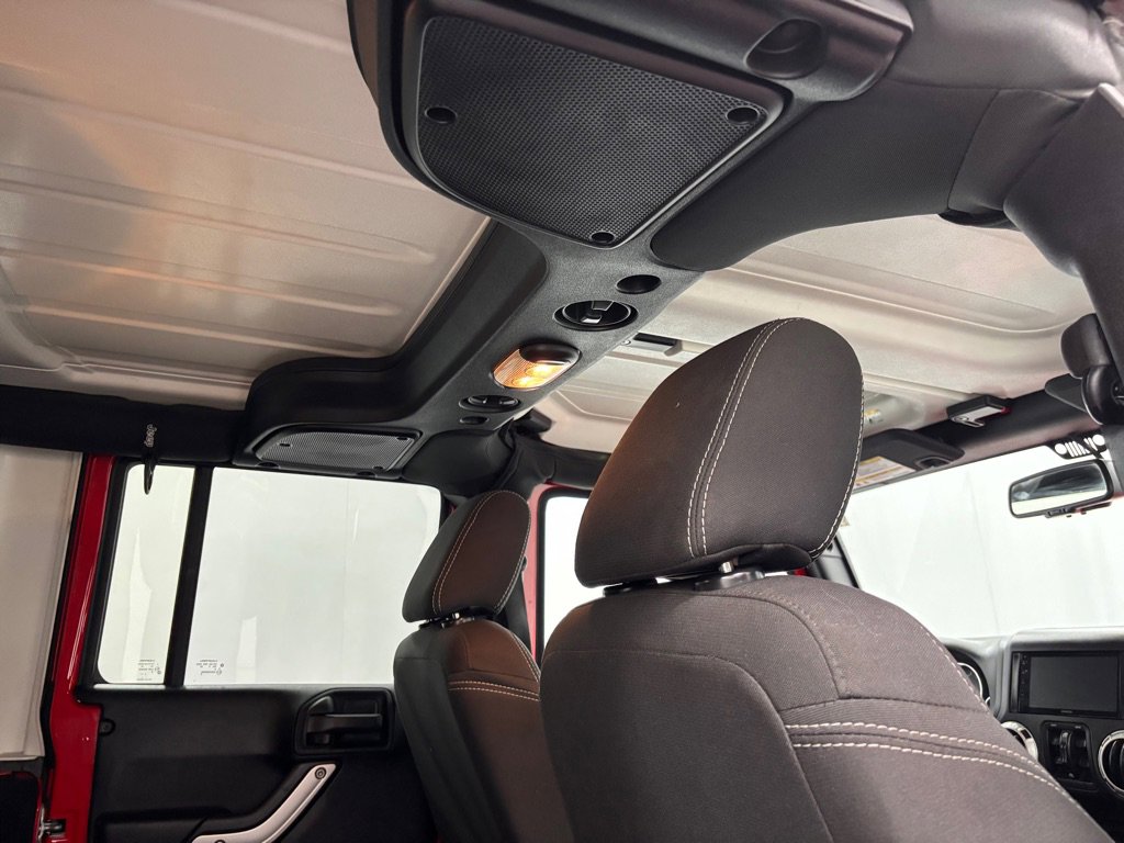 Used 2016 Jeep Wrangler Unlimited Sahara w/ Connectivity Group image 26