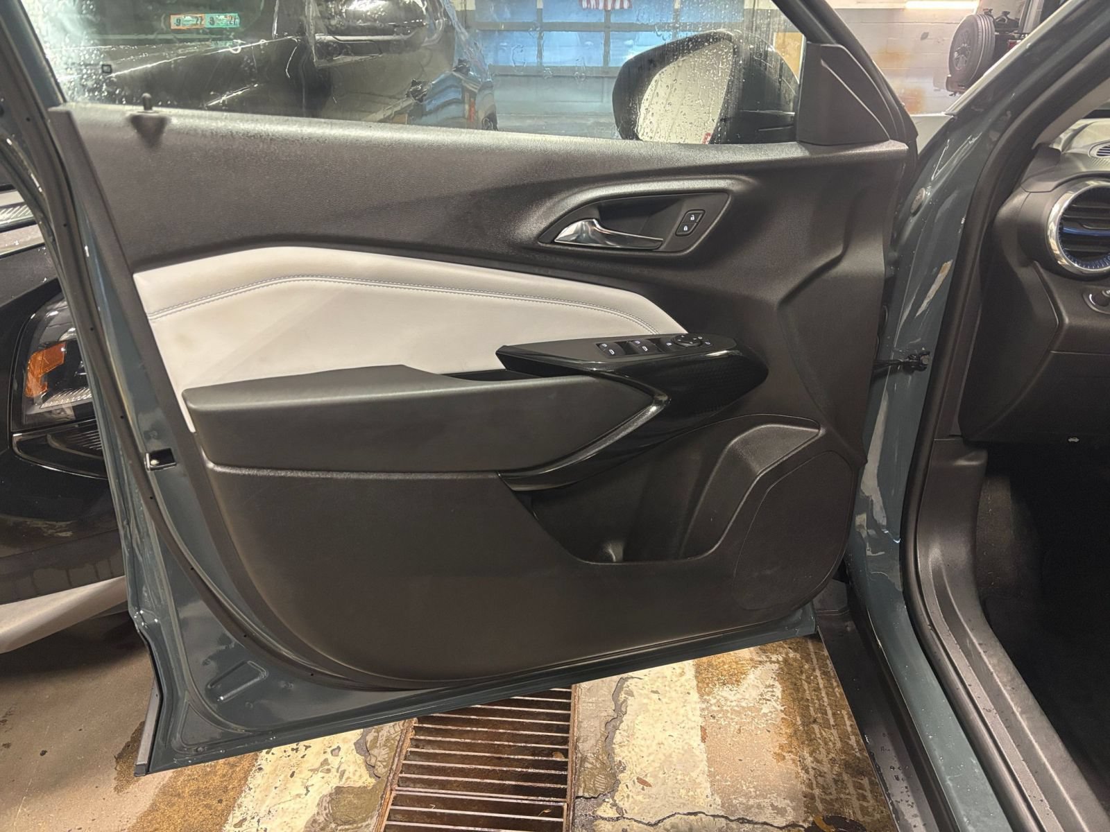 Used 2025 Chevrolet Trax LT w/ LT Convenience Package FWD image 18