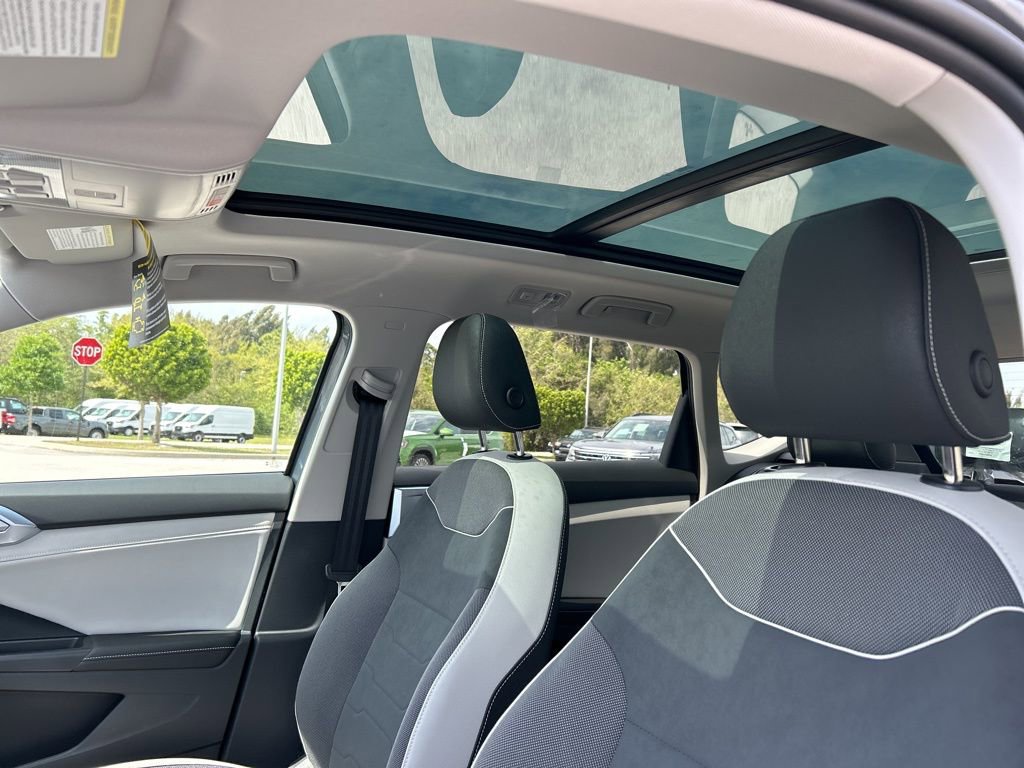 Used 2025 Volkswagen Taos SE image 15