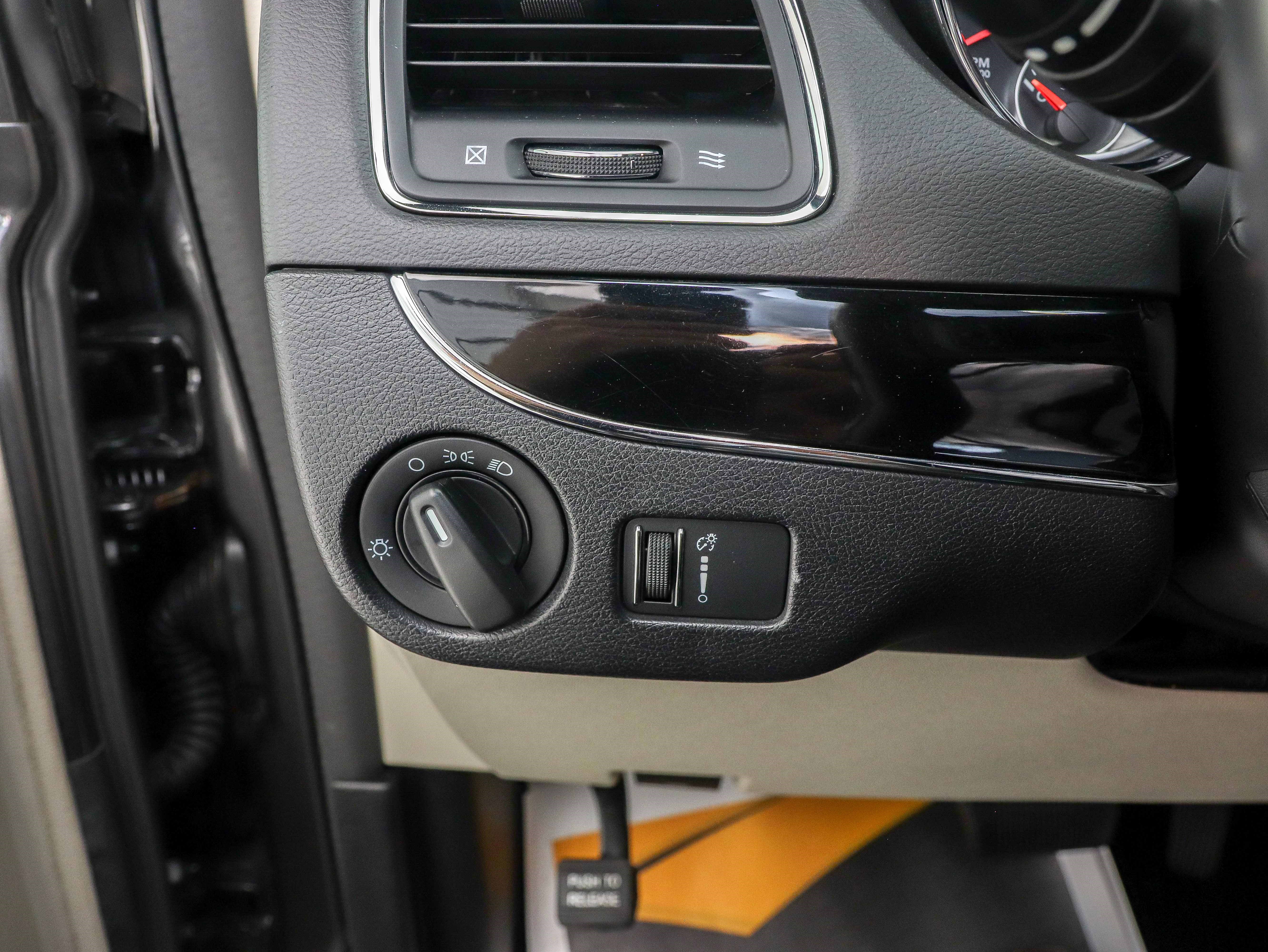 Used 2016 Dodge Grand Caravan SE image 26