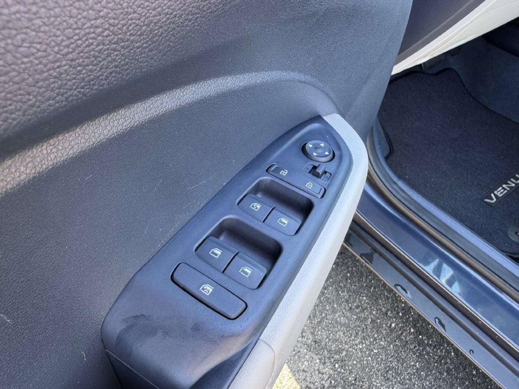 Used 2024 Hyundai Venue Limited FWD image 17