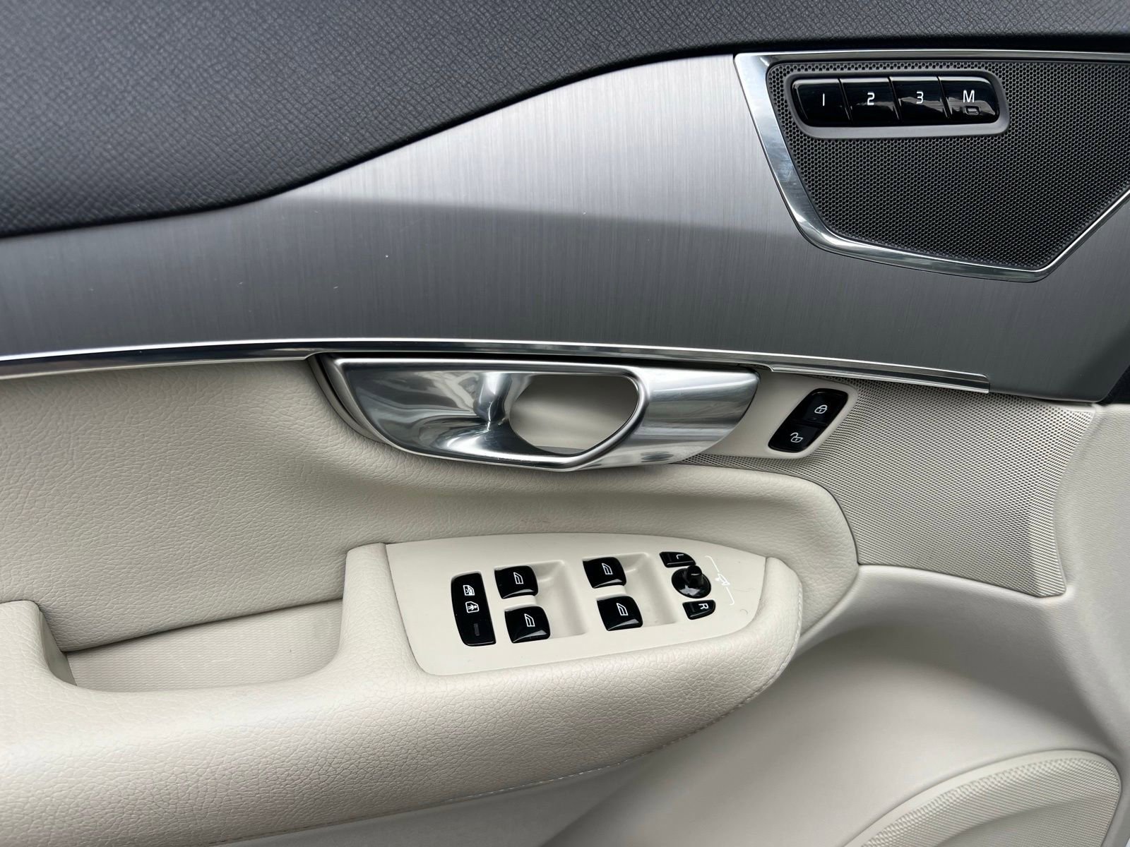 Used 2022 Volvo XC90 T5 Momentum image 26