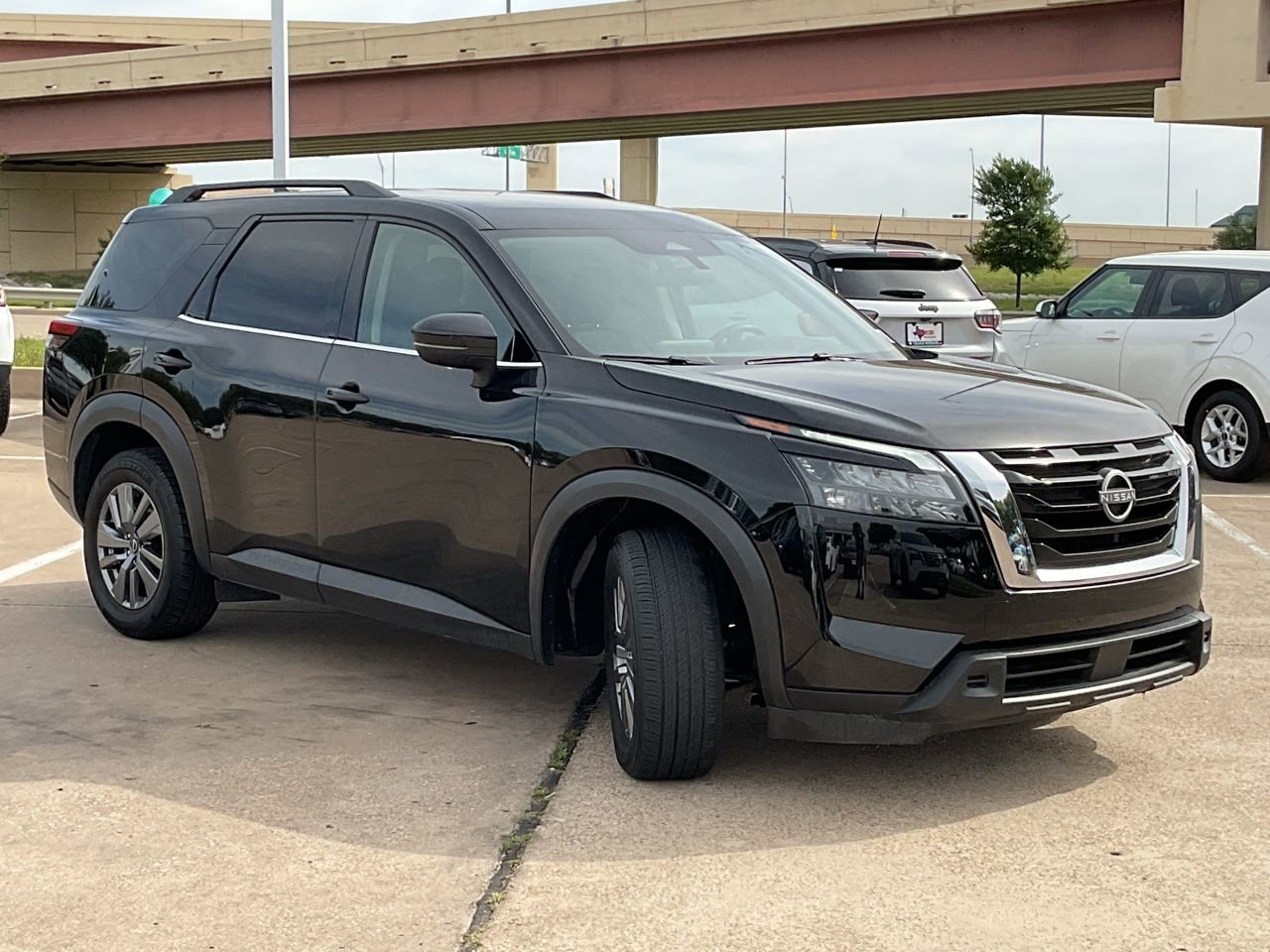 Used 2025 Nissan Pathfinder SV image 4