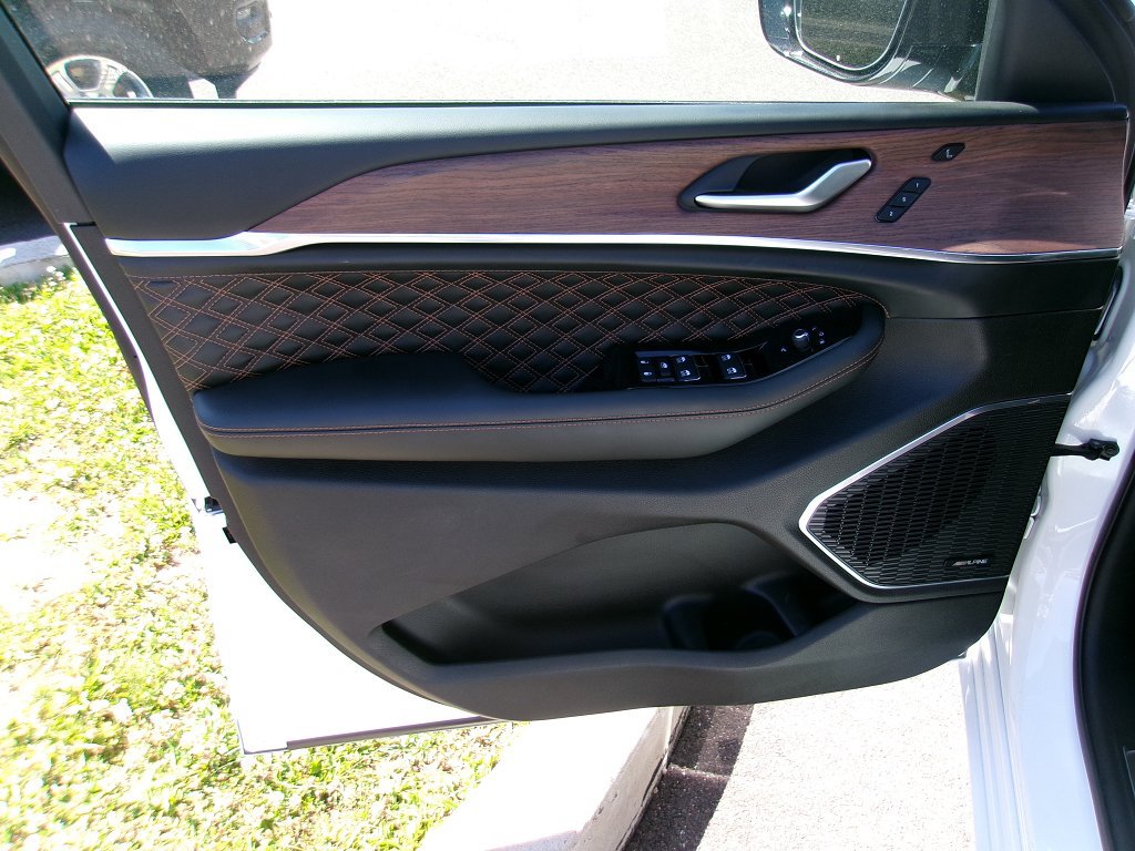 Used 2024 Jeep Grand Cherokee Summit w/ Luxury Tech Group V AWD/4WD image 6