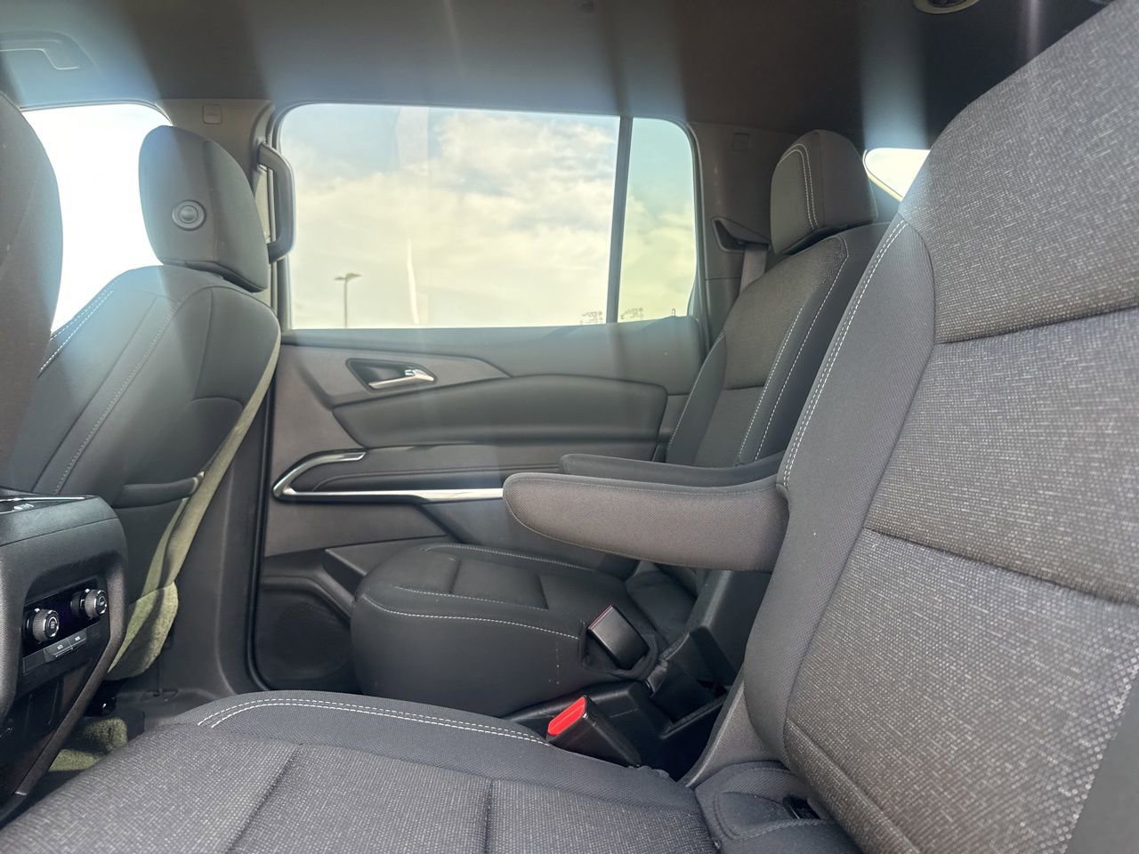 Used 2025 Chevrolet Traverse LT image 39