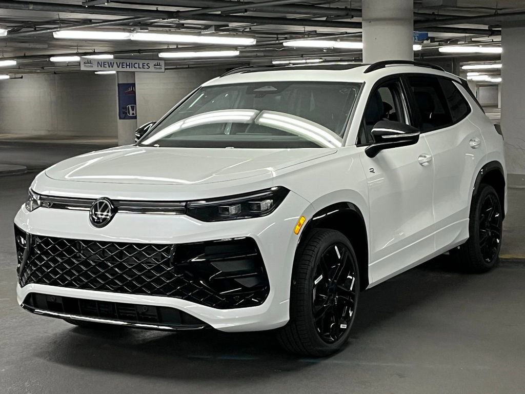 New 2025 Volkswagen Tiguan SE R-Line image 3