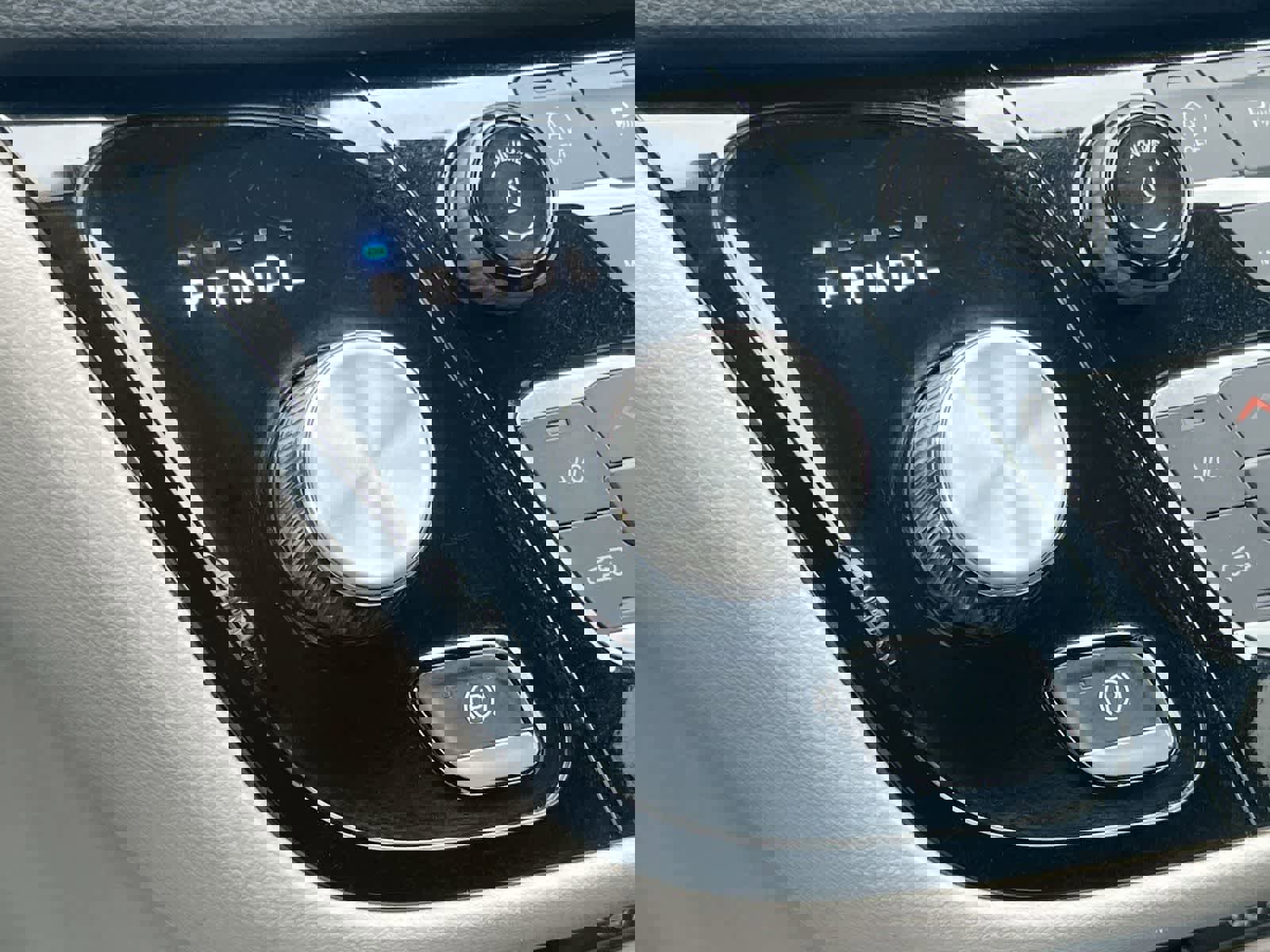 Used 2023 Chrysler Pacifica Touring-L image 32