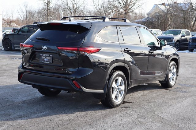 Used 2022 Toyota Highlander LE image 3