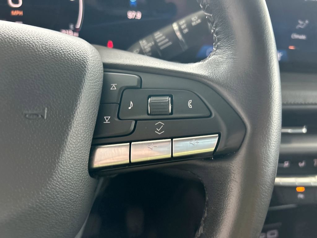 Used 2025 Cadillac XT4 Premium Luxury FWD image 19