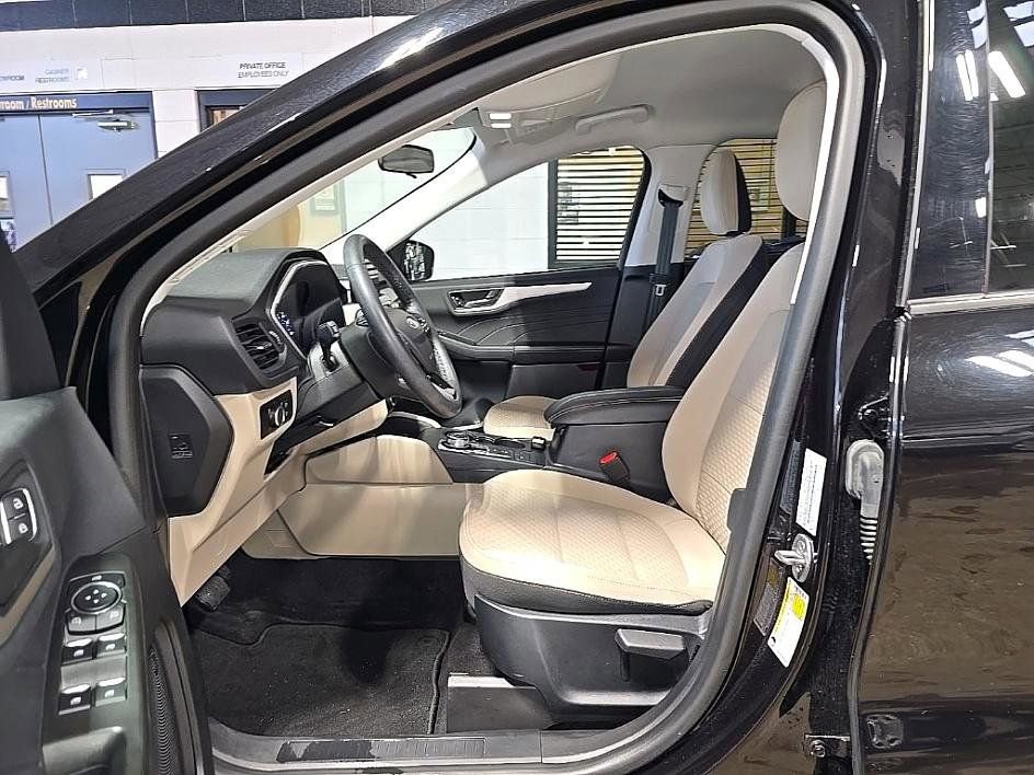 Used 2022 Ford Escape SE w/ Cold Weather Package image 10