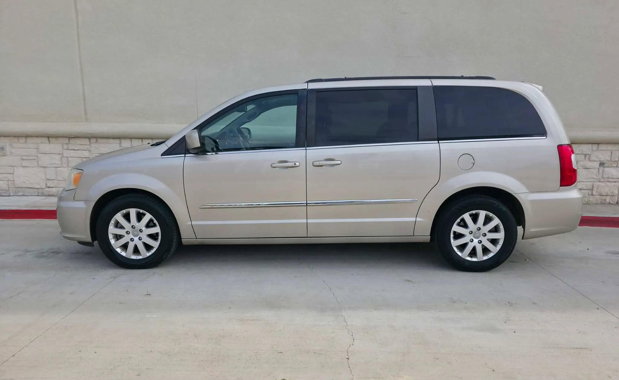 Used 2014 Chrysler Town & Country Touring FWD image 4