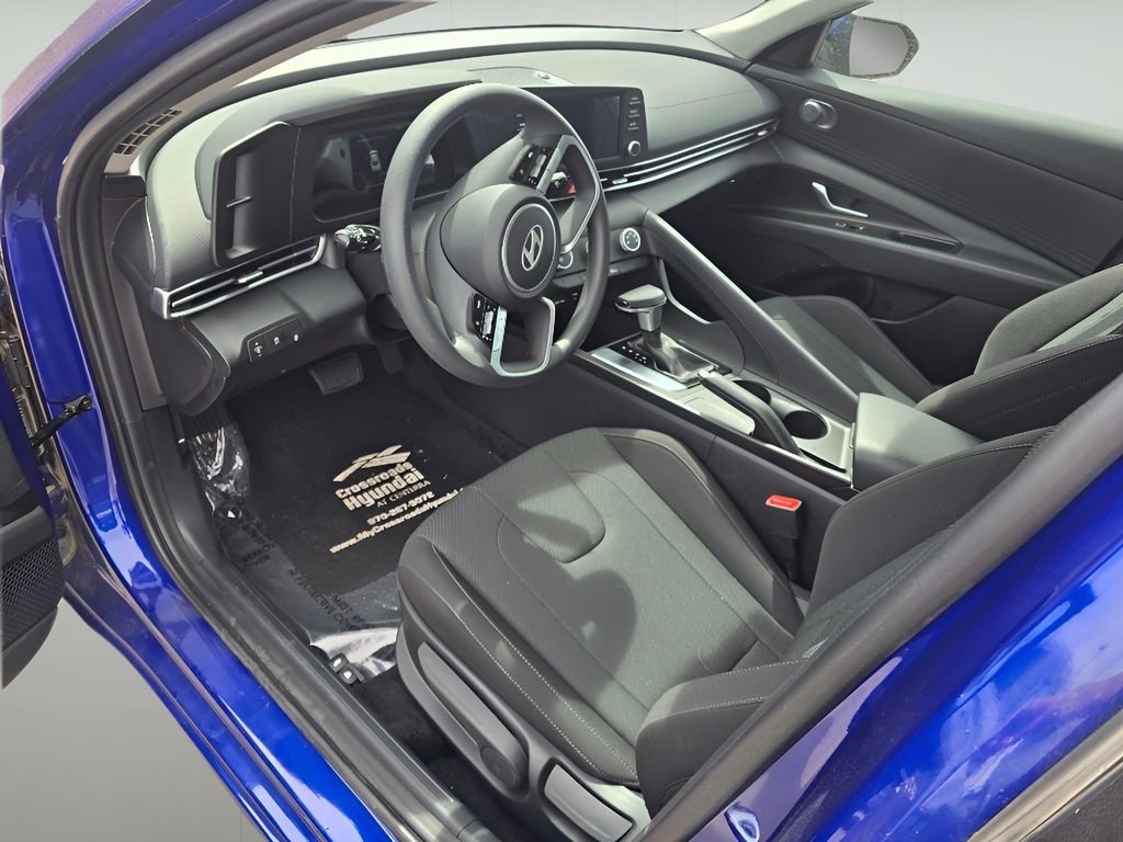 Used 2025 Hyundai Elantra SE w/ Cargo Package image 11
