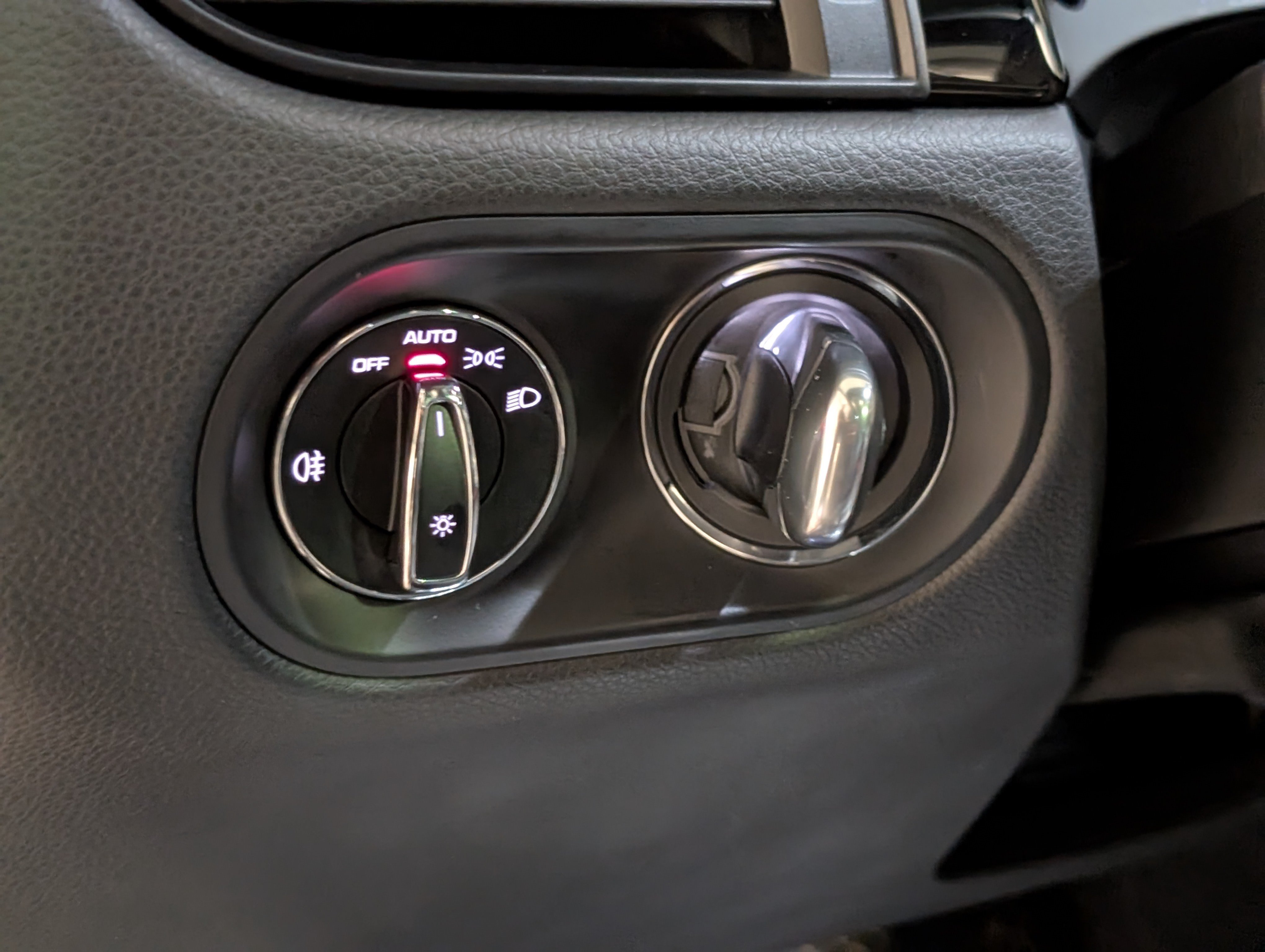 Certified 2022 Porsche Macan S AWD/4WD image 22