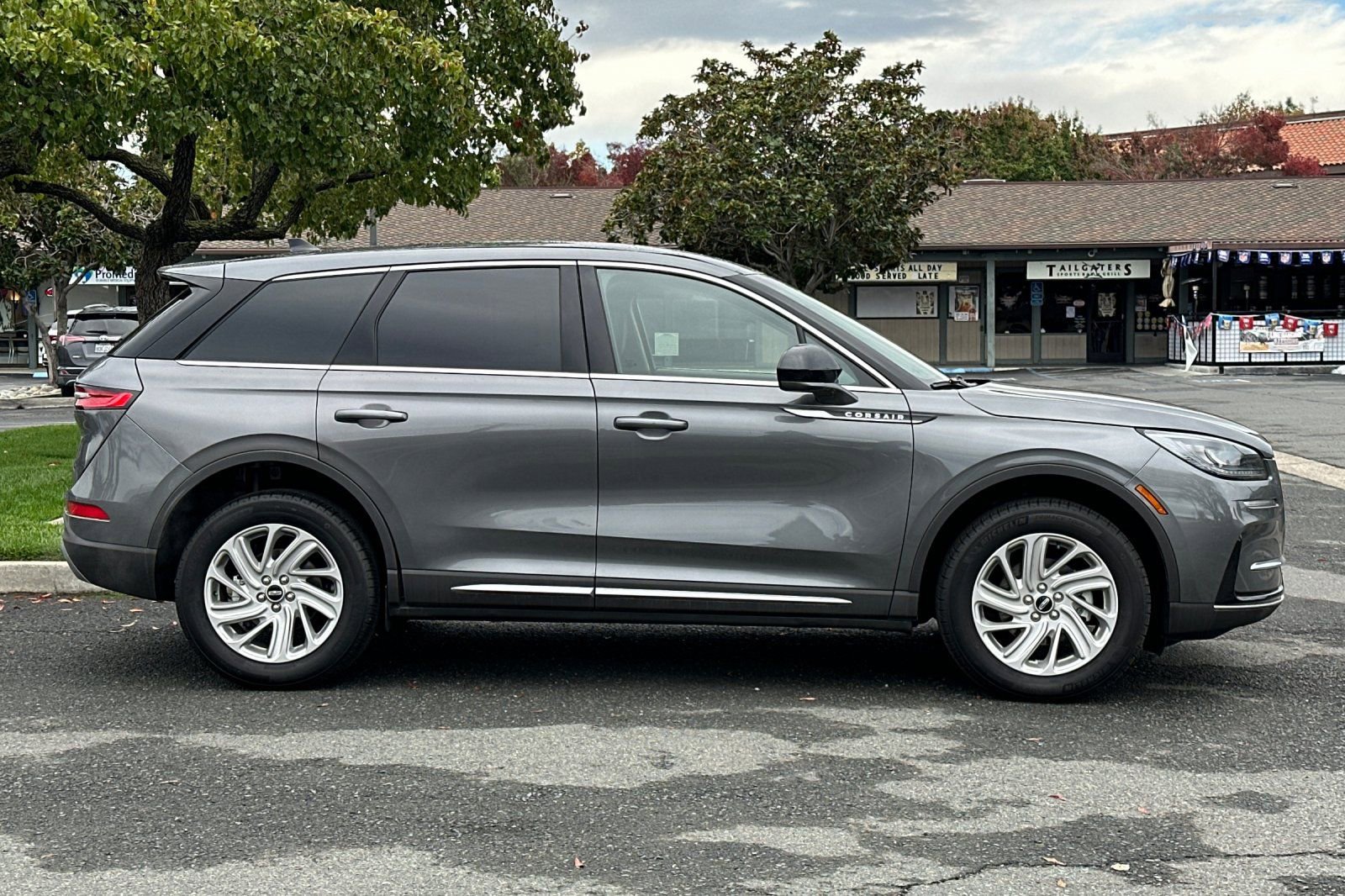 Used 2025 Lincoln Corsair FWD w/ Rear Removable Package Tray image 7