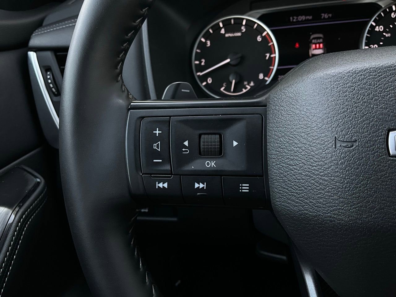 Used 2025 Nissan Rogue SV image 33