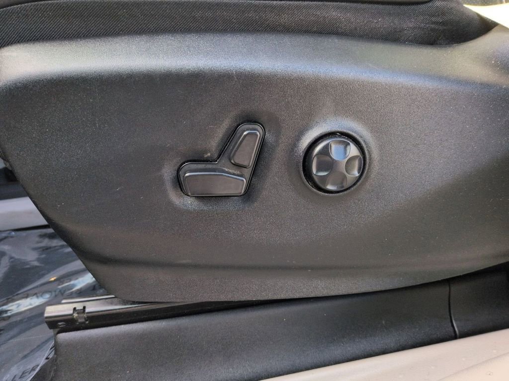 Used 2024 Chrysler Pacifica Limited image 14