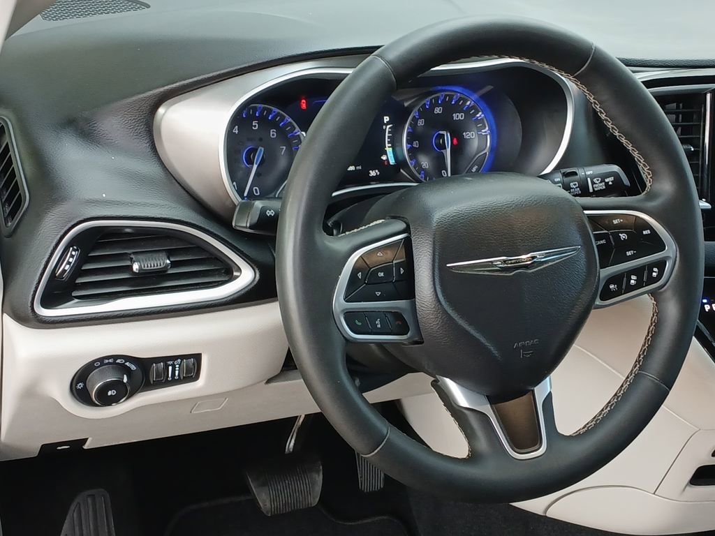 Used 2024 Chrysler Pacifica Touring-L image 18