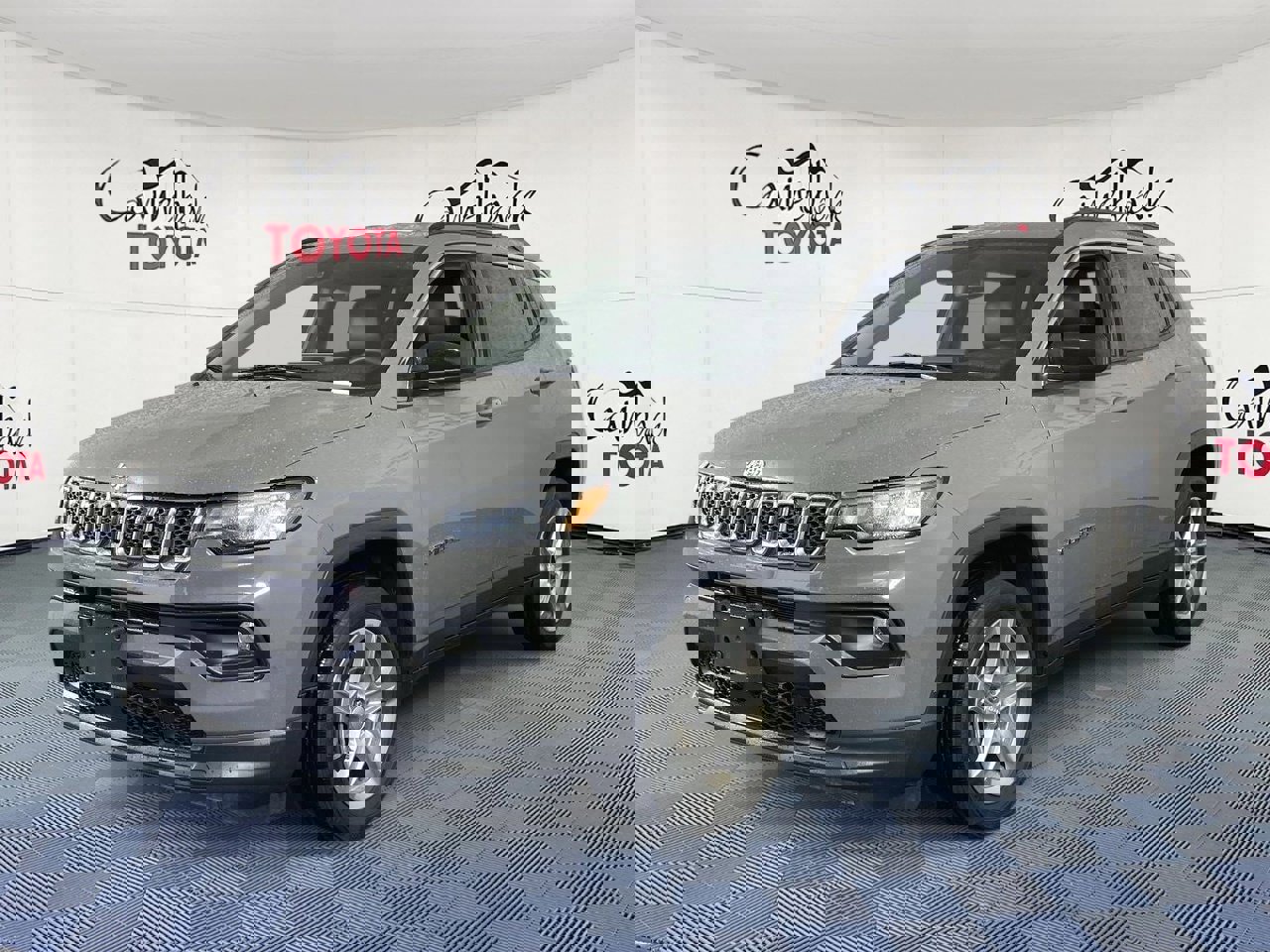 Used 2024 Jeep Compass Latitude image 2