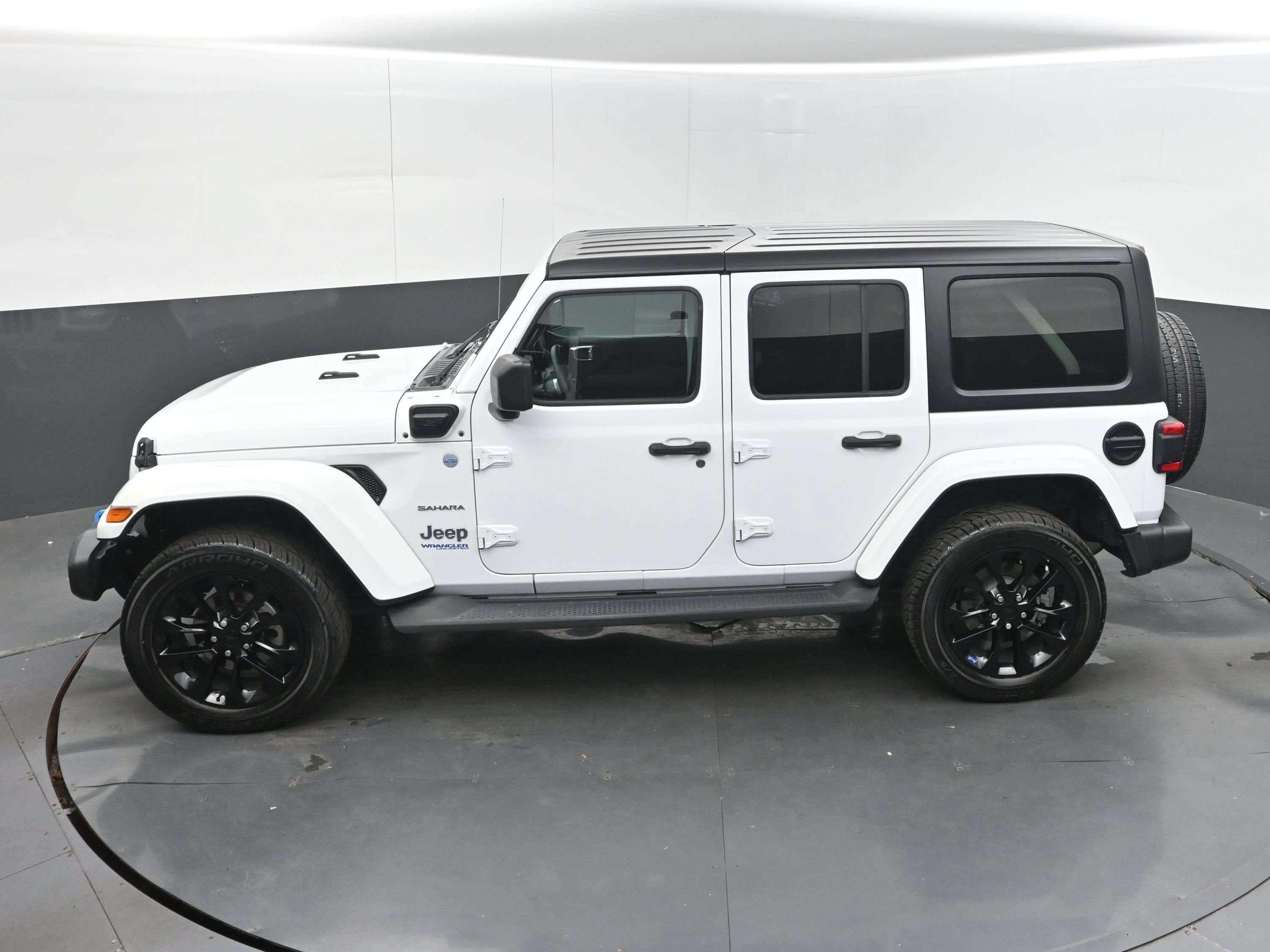 Used 2022 Jeep Wrangler Unlimited Sahara AWD/4WD image 35