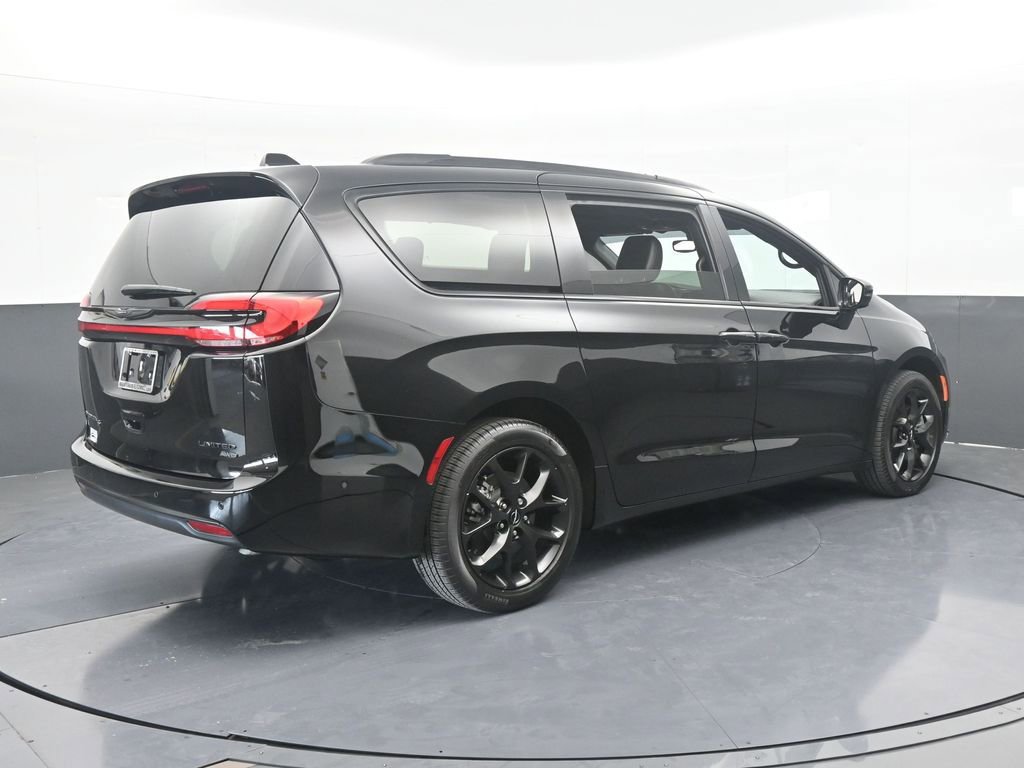 Used 2024 Chrysler Pacifica Limited w/ S Appearance Package image 6