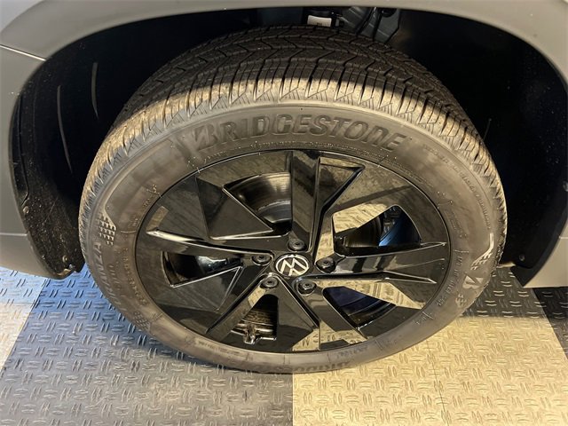 New 2026 Volkswagen Taos SE image 8