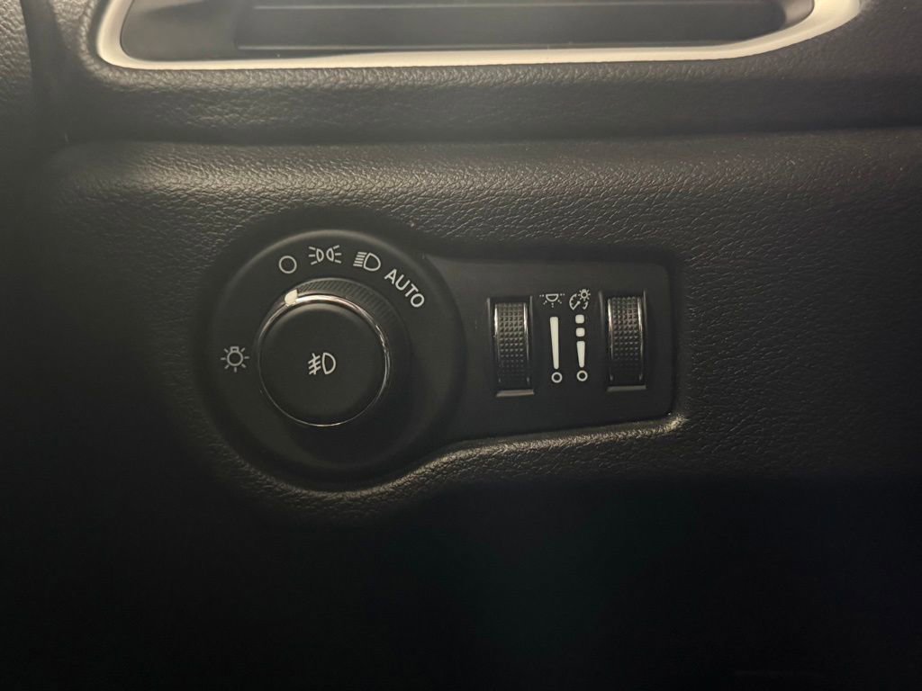 Used 2023 Chrysler Pacifica Touring-L w/ S Appearance Package FWD image 13