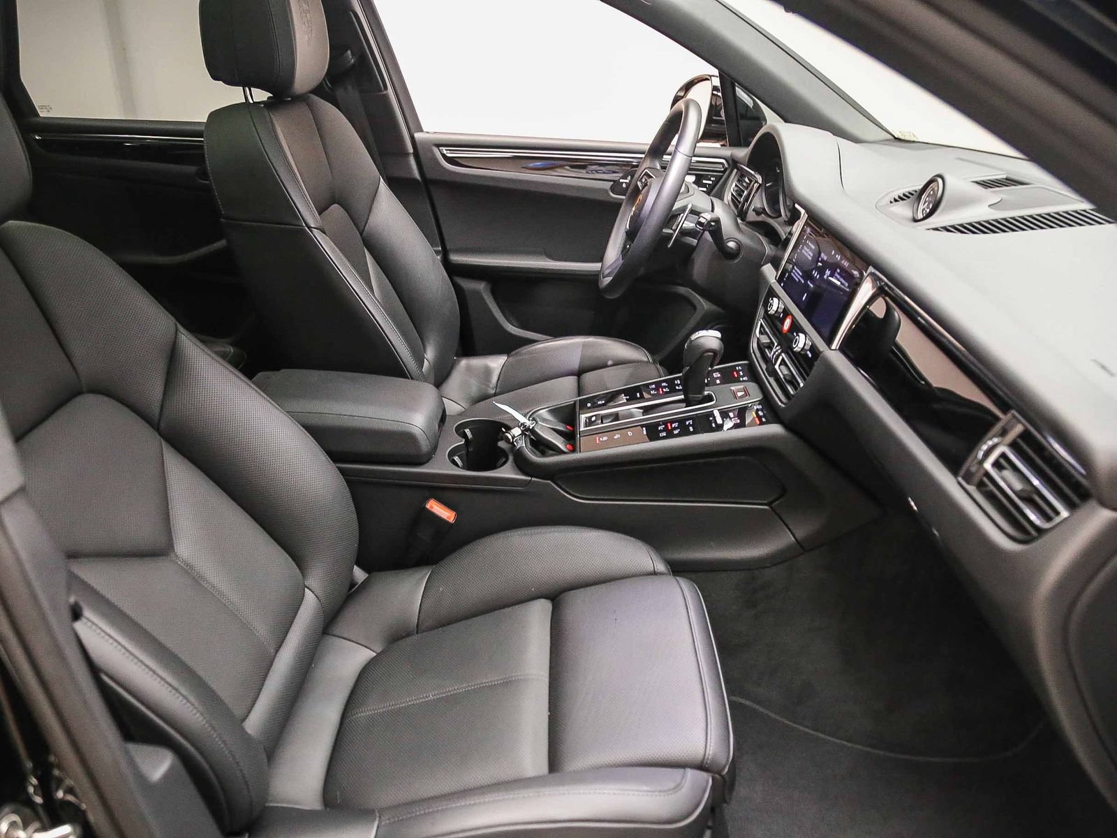 Certified 2025 Porsche Macan S AWD/4WD image 21
