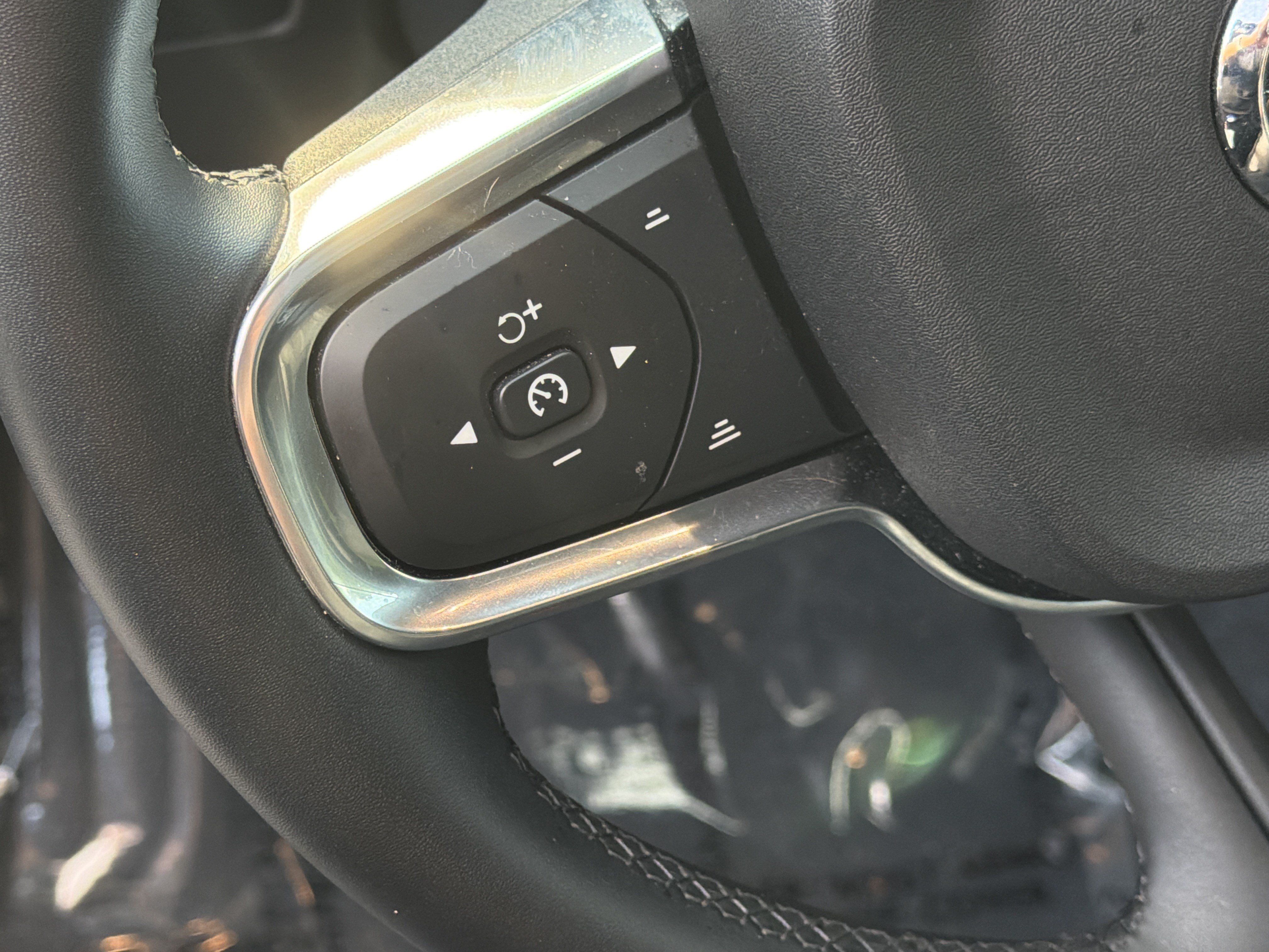 Used 2025 Volvo XC40 B5 Ultra AWD/4WD image 19
