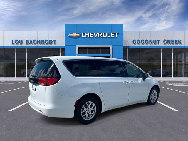 Used 2023 Chrysler Voyager LX FWD image 8