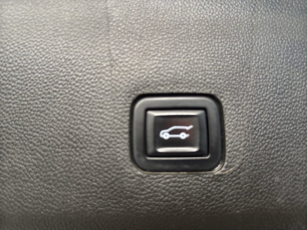 Used 2022 Chevrolet Traverse Premier w/ Redline Edition image 20