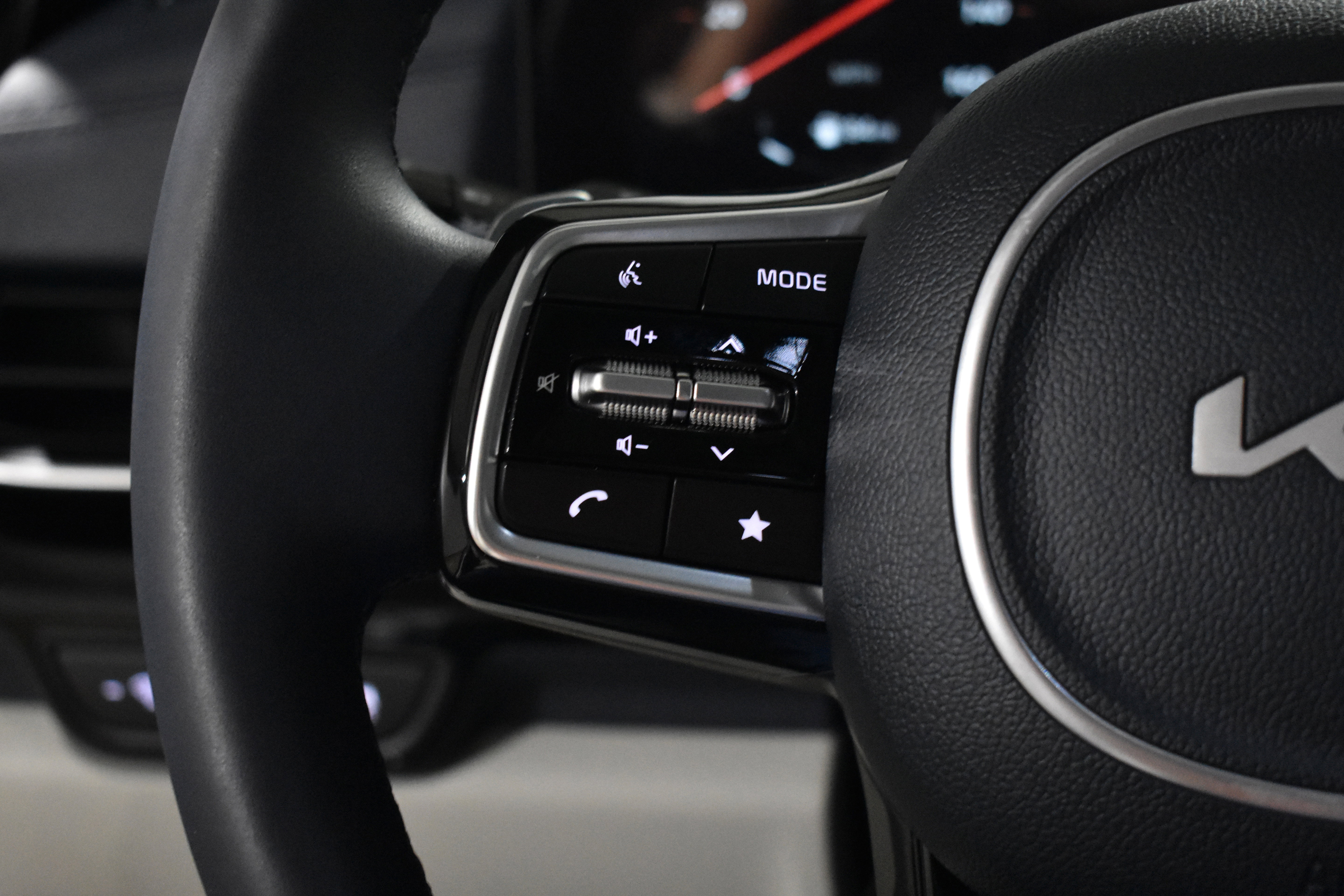 Used 2025 Kia Carnival SX Prestige image 18