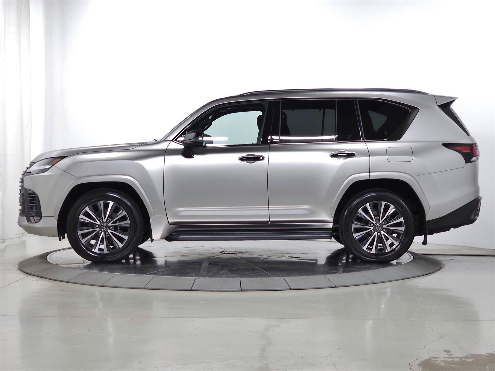 Certified 2025 Lexus LX 600 4WD w/ Interior Upgrade Package image 4