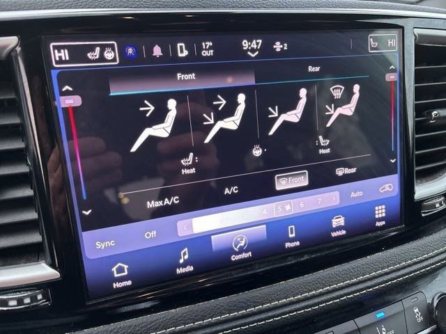 Used 2024 Chrysler Pacifica Touring image 22