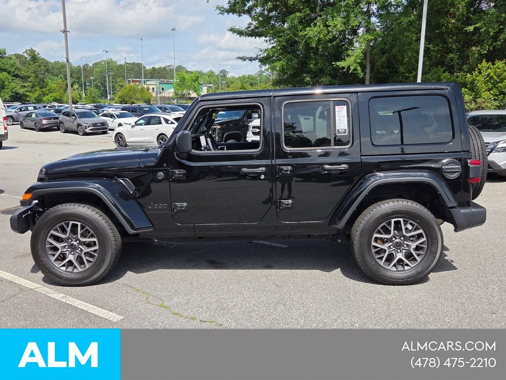 Used 2025 Jeep Wrangler Unlimited Sahara AWD/4WD image 5