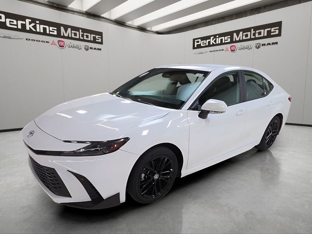 Used 2025 Toyota Camry SE image 1