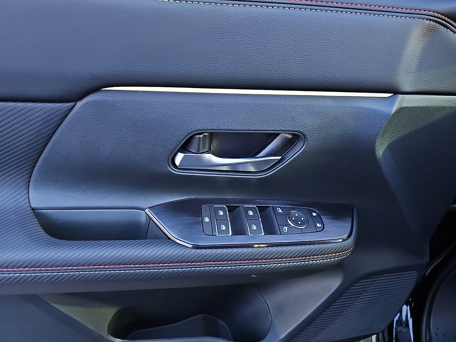 Certified 2025 Nissan Kicks SR AWD/4WD image 14