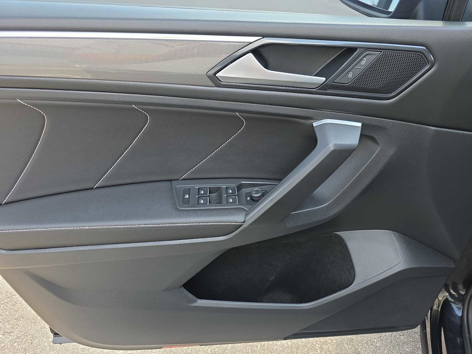 Used 2023 Volkswagen Tiguan SE R-Line image 15